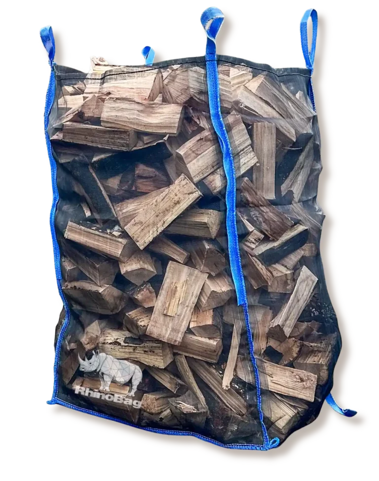 Mit Brennholz gef&uuml;llter RhinoBag Holz Big Bag aus stabilem Netzmaterial