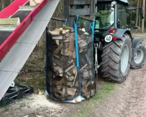 Bag wird unter dem Förderband befüllt, daneben der Schlepper