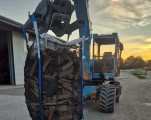 Gefüllter Big Bag am Frontlader, Abendhimmel über dem Hof
