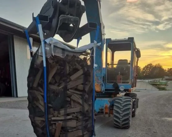 Gefüllter Big Bag am Frontlader, Abendhimmel über dem Hof