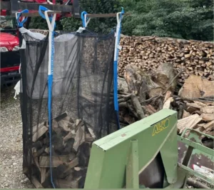 Bag im Ladegestell neben dem Brennholzstapel, erster Einsatz