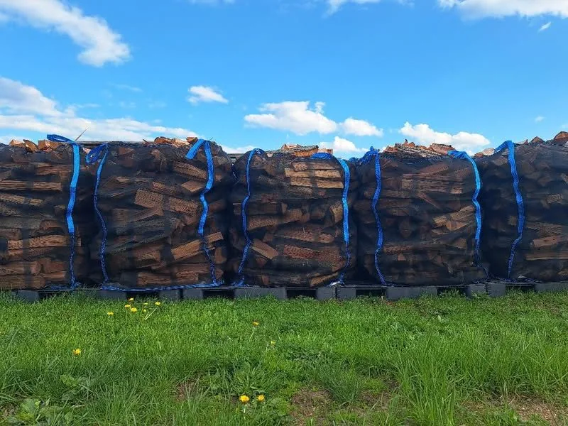 Reihe gefüllter Big Bags auf Paletten am Feldrand