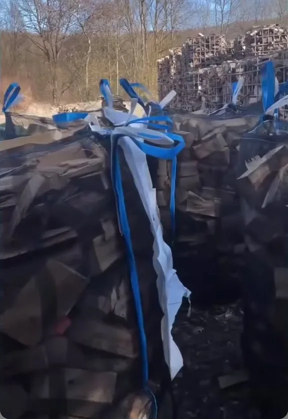 Reihe voller Big Bags vor dem Wald