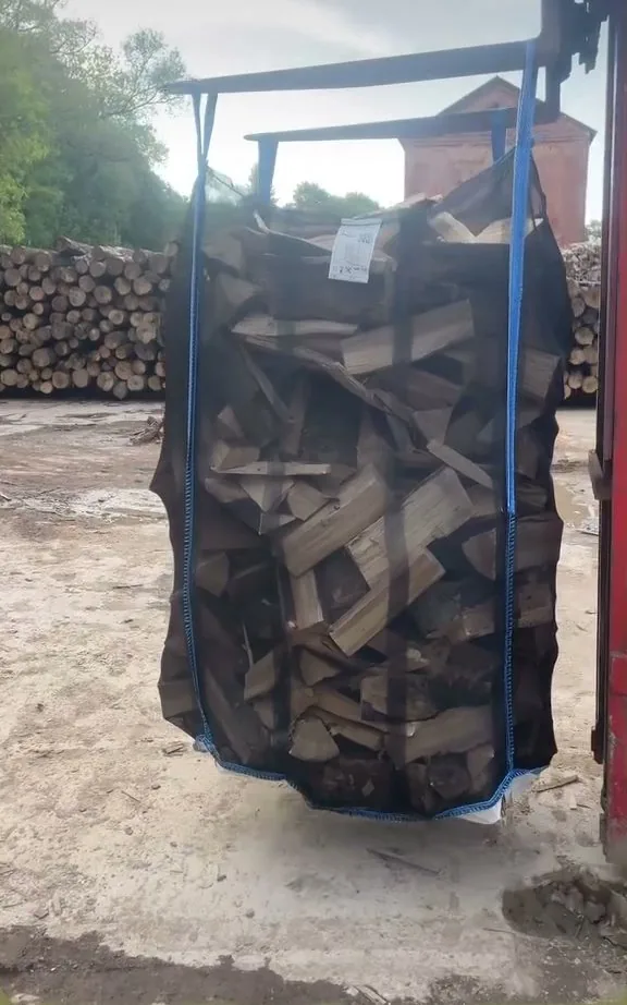 Voller Big Bag hängt am Stapler
