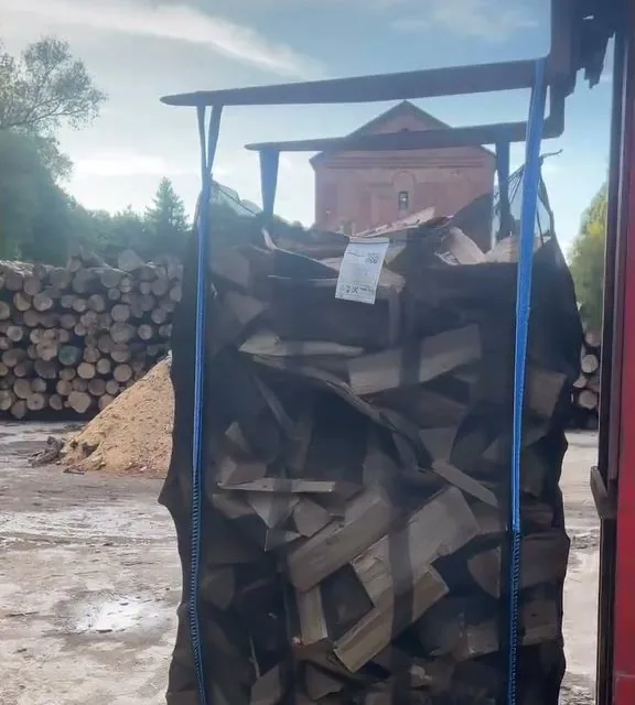 Voller Big Bag am Stapler vor einem Backsteinhaus