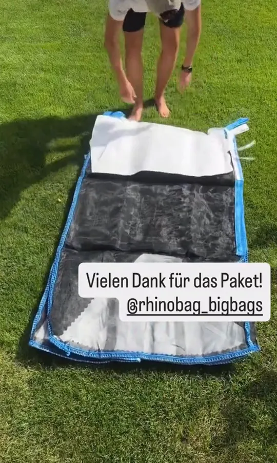 Video: Das Paket wird ausgepackt und der Bag auf dem Rasen auseinandergefaltet