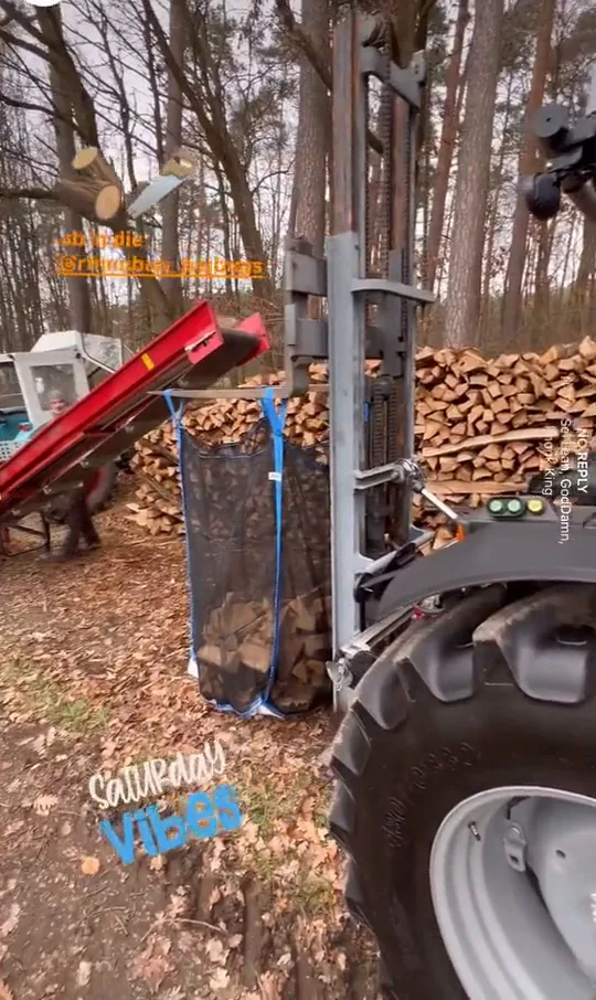 Video: Bef&uuml;llen im Wald, das F&ouml;rderband f&uuml;llt den Bag im Gestell am Schlepper