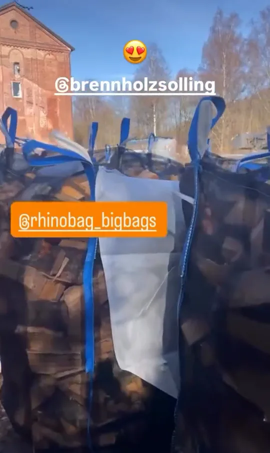 Video: Reihe gef&uuml;llter Bags vor einem Backsteinhaus